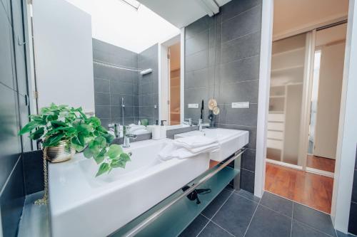 Un baño de Design 3BD apartment cooking area in architect villa