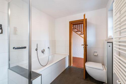 une salle de bain avec douche et toilettes dans l'établissement Haus Kreiznegge, à Inzell