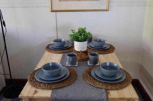 ブリッドポートにある1 Bed Cabin - Sleeps 2 - 15 mins from Lyme Regisの青いカップとソーサーが置かれたテーブル