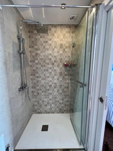Habitación privada con Baño en un moderno y céntrico Atico en Ciutat Vella