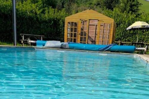 una gran piscina con un tobogán de agua en 3 Bed Chalet Sleeps 6 - Parking Site Facilities, en Welshpool