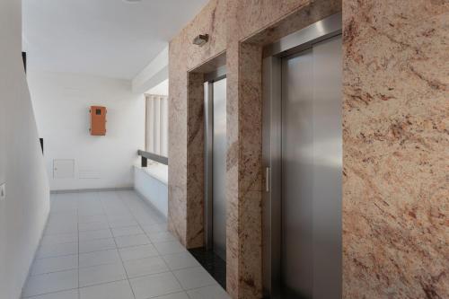 サン・バルトロメにあるApartamento Yumbo Atlantisのタイルフロアの廊下