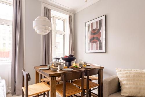 ein Wohnzimmer mit Tisch und Couch in der Unterkunft Amazing Apartment in Urban Neighborhood in Kopenhagen