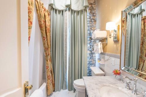 Koupelna v ubytování PA Smith Hotel