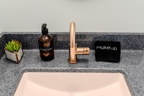 Fotografie z fotogalerie ubytování Lakefront Haven with Private Dock v destinaci Lake Ozark