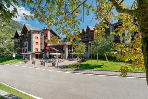 eine Straße vor einem großen Gebäude in der Unterkunft Blu Hotel Acquaseria in Ponte di Legno