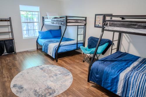 Postel nebo postele na pokoji v ubytování Lakefront Haven with Private Dock