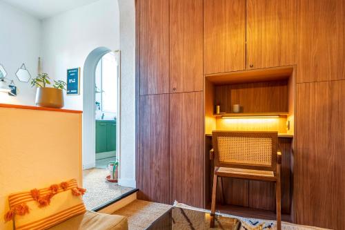 ビアリッツにあるAppartement Mignon, Plein Centreのリビングルーム(木製キャビネット、椅子付)