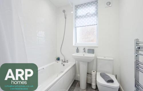 Ince-in-Makerfieldにある3 Bed House, Free Parking, Gardenの洗面台とトイレを備えた白いバスルーム
