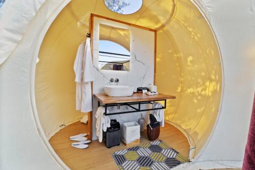 un bagno in una tenda a cupola con un lavandino al suo interno di Bespoke Outdoor Bubbles a Cleveland