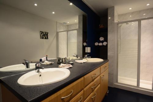 uma casa de banho com 2 lavatórios e uma grande janela em Old Town View - Picture Perfect! em Edimburgo