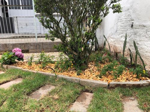 Casa Iririú · Casa exclusiva no terreno com jardim外面的花园