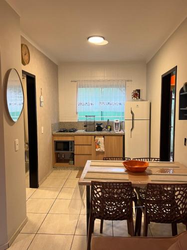 Η κουζίνα ή μικρή κουζίνα στο IR 02 · Próximo ao hospital Hans Dieter / Térreo