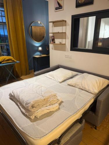 Ένα ή περισσότερα κρεβάτια σε δωμάτιο στο Charmant appartement au cœur historique de Narbonne