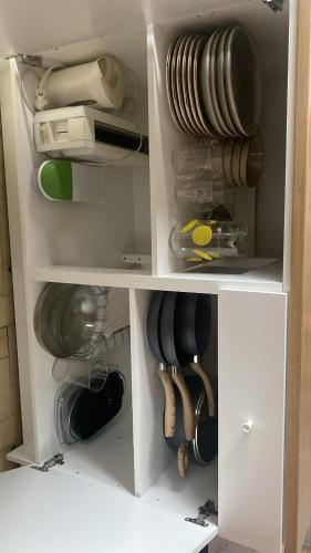 CommentryにあるGîte Minimalistの白い棚