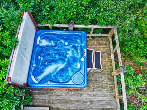 a blue bath tub sitting on top of a hedge at Winds Aloft in Newland