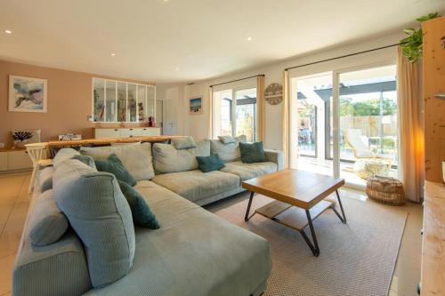 een woonkamer met een bank en een tafel bij Villa Goya in Ares with private pool in Arès