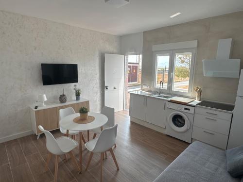 a kitchen and living room with a table and chairs at La palmera in Los Albaricoques