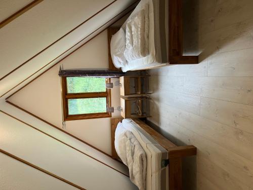 an attic room with a staircase with a window at Twistesee Ferienhaus 2 in Wetterburg