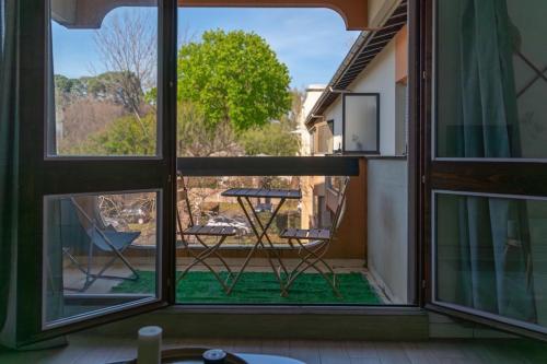 アンデルノ・レ・バンにあるStudio Les Vacances a Andernosの窓、テーブル、バルコニーが備わる客室です。