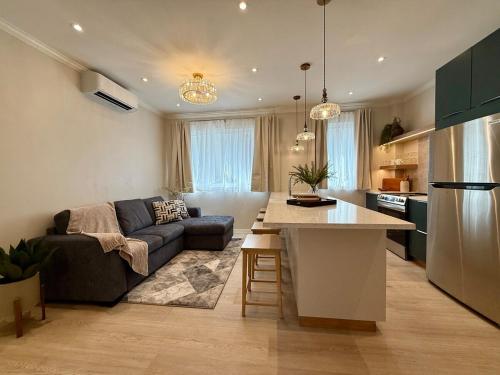 Brand New Boutique Home 6 BR Sleeps 20 Savannah