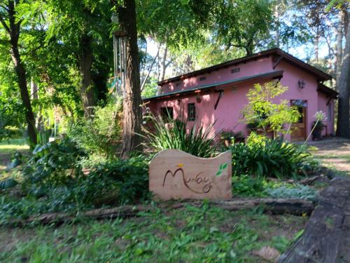 ein rosa Haus mit dem Wort „Bereulichkeit“ darauf in der Unterkunft Munay in Villa Gesell