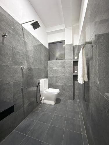 een badkamer met een toilet, een wastafel en een douche bij Dewliya Rest in Galle