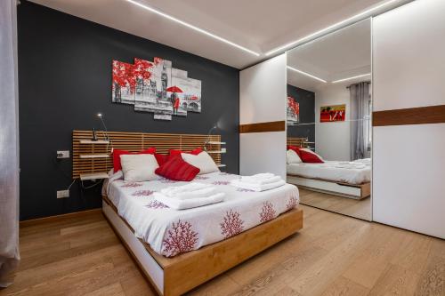 une chambre avec un grand lit avec des oreillers rouges dans l'établissement Casa Fenicotteri, à Orbetello