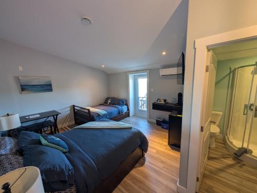 Cet appartement comprend une chambre avec un lit et un salon avec une fenêtre. dans l'établissement Dildo Boathouse Inn, à Dildo