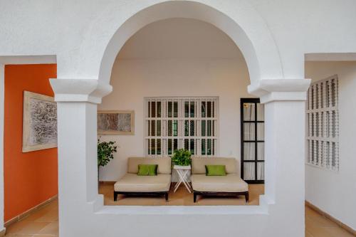 uma sala de estar com duas cadeiras e um arco em Cartagena+ Picina+6 Alcobas + Ciudad Antigua em Cartagena de Indias