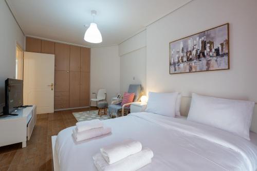 Spacious 2BR, hot tub, near metro