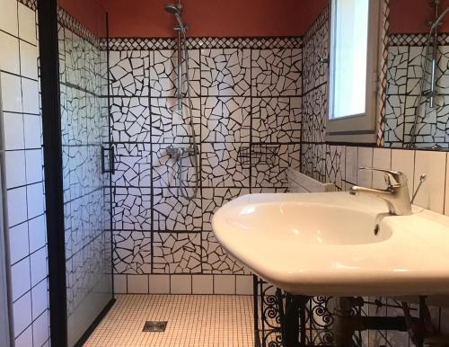 a bathroom with a sink and a shower at Vieille House in Saint-Geours-de-Maremne