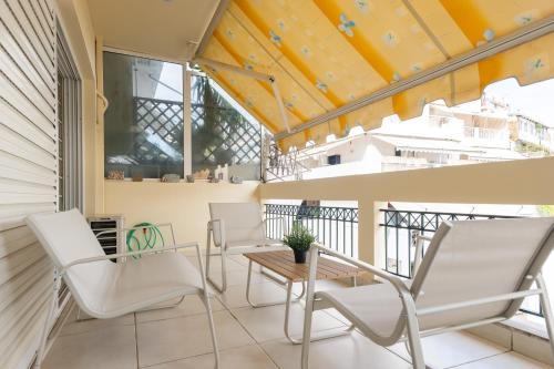 Spacious 2BR, hot tub, near metro
