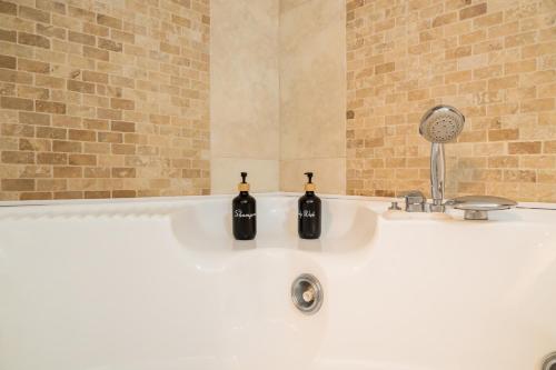 Spacious 2BR, hot tub, near metro