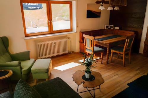 バート・ペーターシュタル・グリースバッハにあるFerienwohnung Bästenbachのテーブルとソファのあるリビングルーム