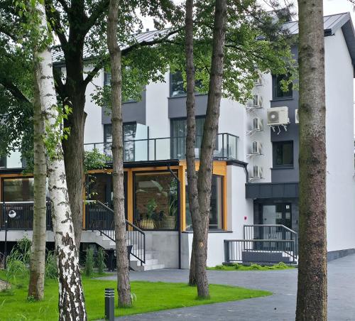 een gebouw met bomen ervoor bij W64 Apartamenty in Płock