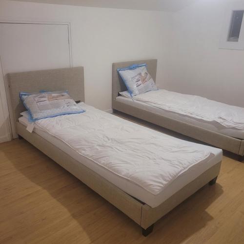 2 Betten in einem kleinen Zimmer mit weißen Wänden in der Unterkunft Villa Marina, 3 bedrooms, Sea and beach in La Ciotat