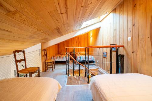 two bunk beds in a room with wooden walls at Gîte des Fours à Chaux in Saumur