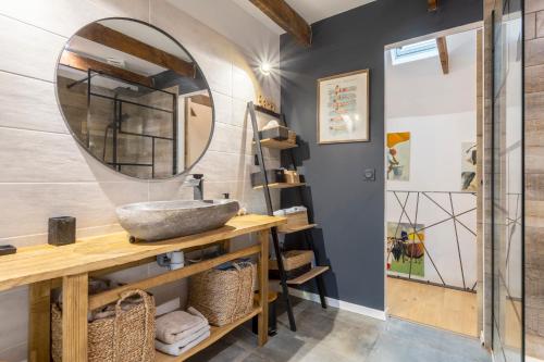 a bathroom with a sink and a mirror at Villa Trevi ,200m plage, Vue Mer in Trégunc