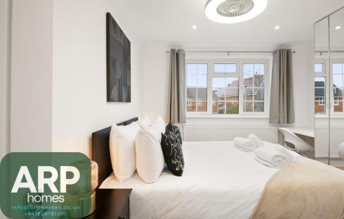 Postel nebo postele na pokoji v ubytování Near Town Centre, Big Patio, Free Parking Sleeps 8