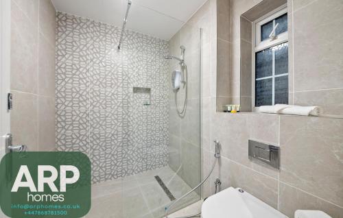 Koupelna v ubytování Near Town Centre, Big Patio, Free Parking Sleeps 8