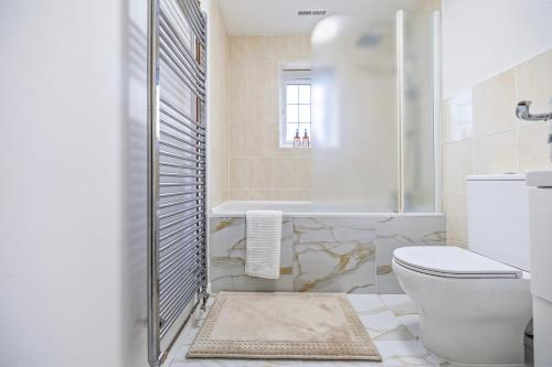 Et badeværelse på Buckingham Apartment 2bd