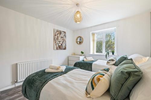 En eller flere senge i et værelse på Buckingham Apartment 2bd