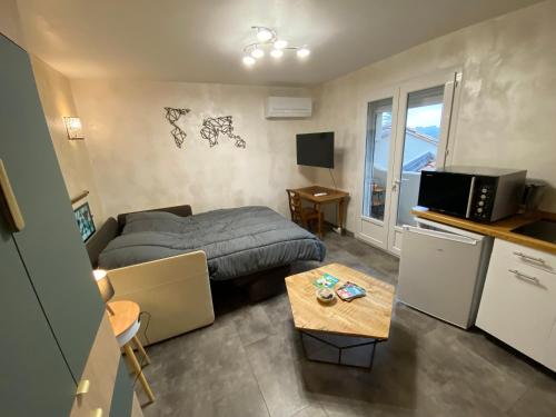una piccola stanza con un letto e un tavolo di studio classé à sommières a Sommières