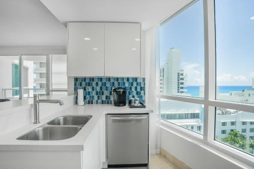 Una cocina o cocineta en FontaineBleau Suite Ocean View