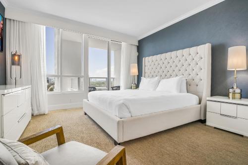 Una cama o camas en una habitación de FontaineBleau Suite Ocean View