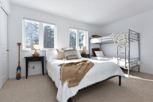 Postel nebo postele na pokoji v ubytování 2-Level Home - Tremblant Mountain View - Fireplace