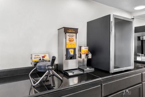 インデペンデンスにあるAmericas Best Value Inn Kansas City East - Independenceのキッチンのカウンターに置かれたドリンクマシン
