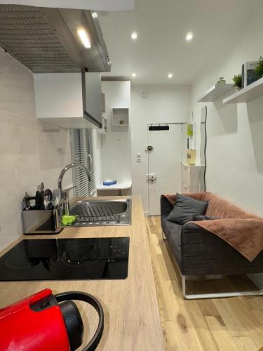Unbeatable location! Cozy Parisian getaway for two