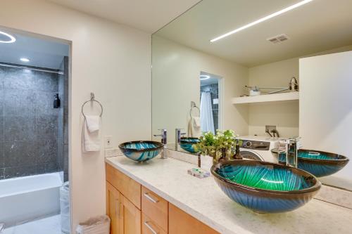une salle de bain avec deux lavabos et une douche dans l'établissement Walk to Harbor and Dining! Spacious San Diego Home, à San Diego